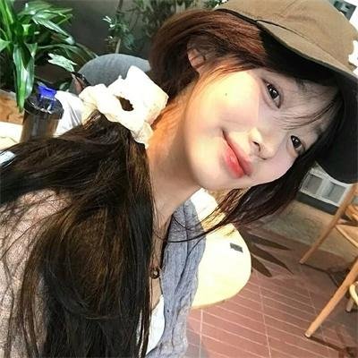 一个唱歌，另一个不唱歌