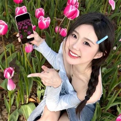 泳池里的男孩